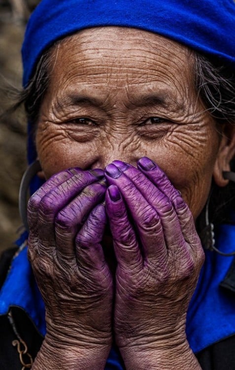 mujer riendo con la boca tapada Réhahn