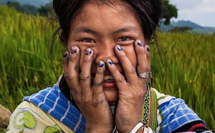 mujer riendo con la boca tapada Réhahn