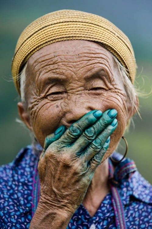 mujer riendo con la boca tapada Réhahn