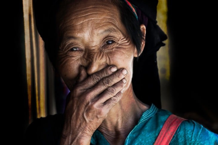 mujer riendo con la boca tapada Réhahn