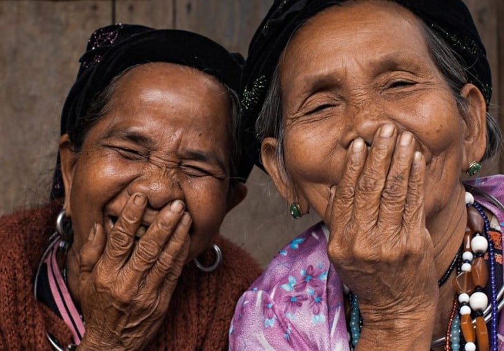 mujeres riendo con la boca tapada Réhahn