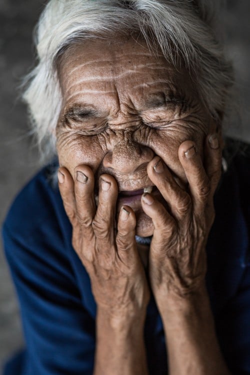 mujer riendo con la boca tapada Réhahn