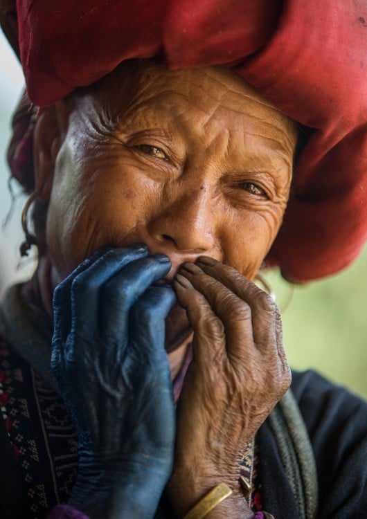 mujer riendo con la boca tapada Réhahn