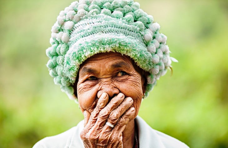 mujer riendo con la boca tapada Réhahn