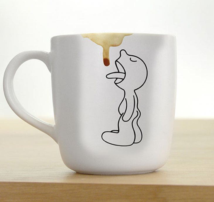 Taza con el diseño de un monito fuera que simula estar chupando el café que se tira de lado 