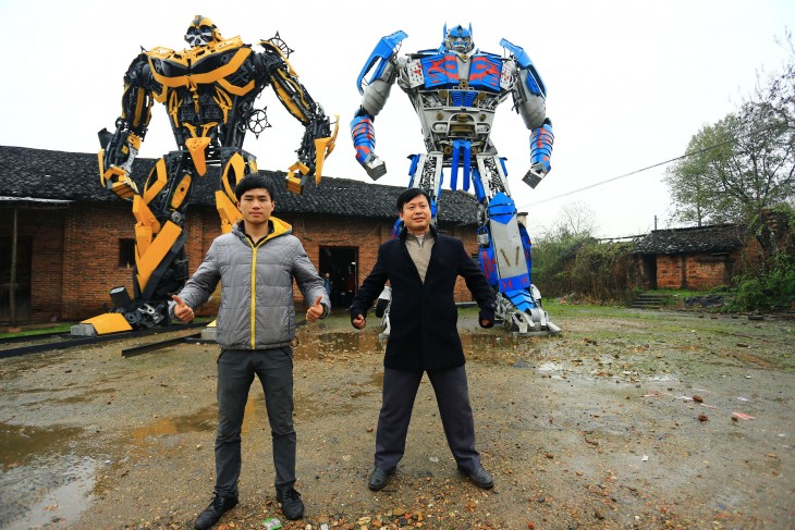 padre e hijo al lado de los transformers