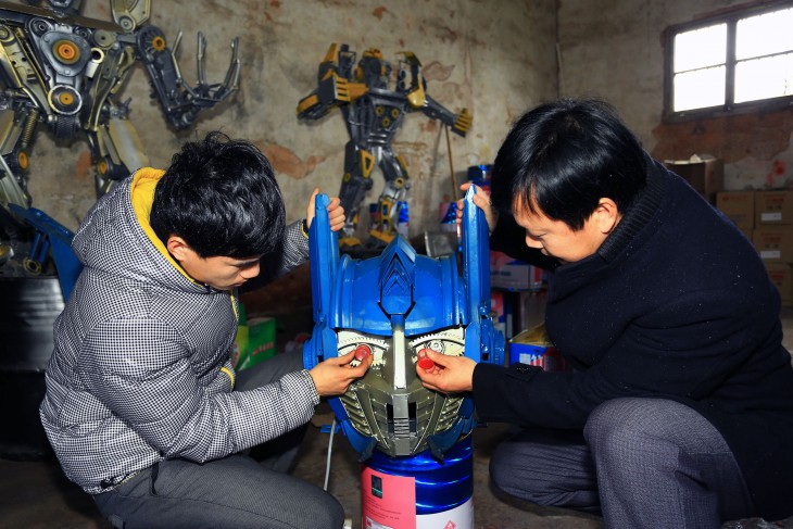 padre e hijo arreglando la cabeza de un transformer