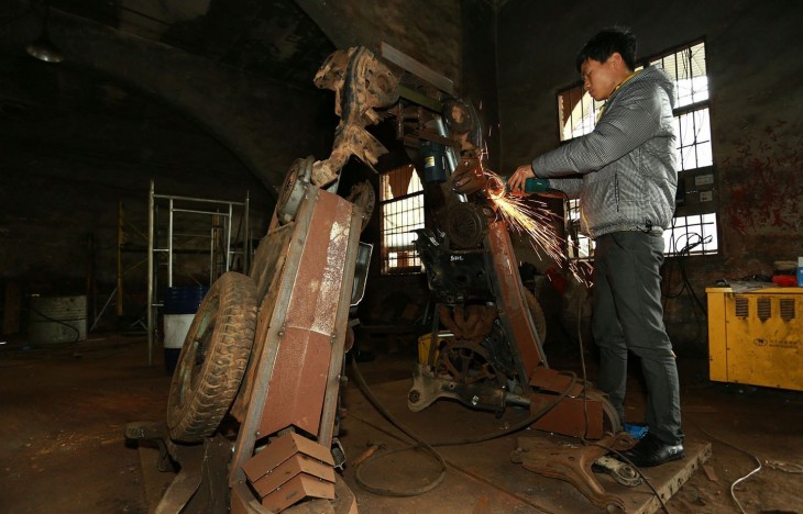 hombre trabajando en transformer