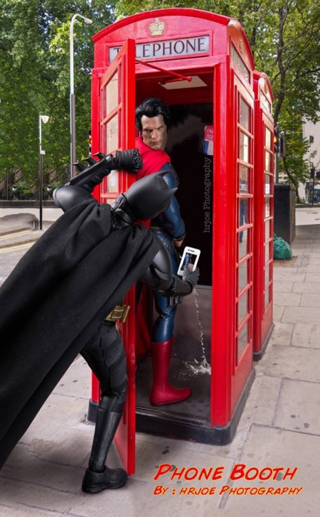 batman encuentra a superman orinando en una caseta telefonica en versión irónica de Edy Hardjo.