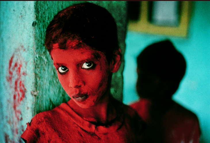 Steve McCurry niña pintada de rojo