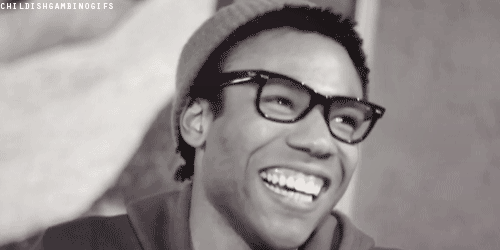 sonrisa de muchacho negro con lentes