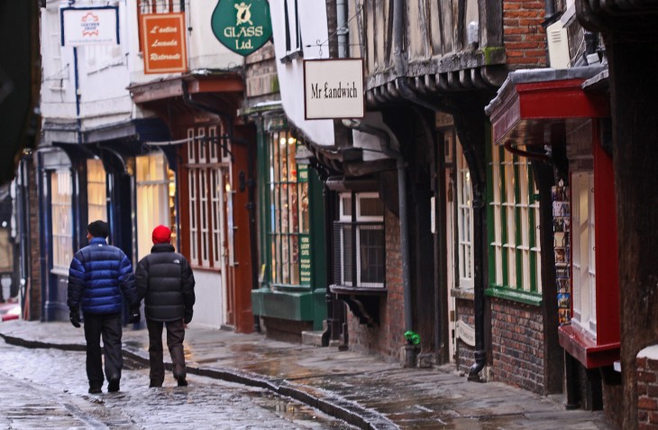 hombres caminando por las calles antiguas de europa