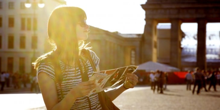 mujer  con un mapa por alemania