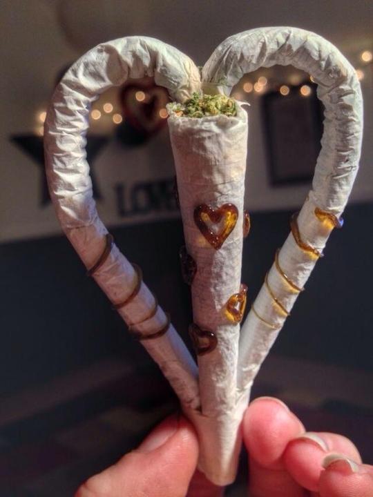 corazon formado con cigarros de marihuana