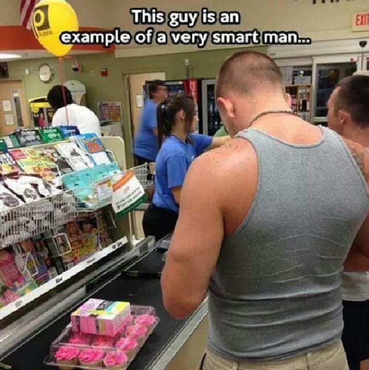 hombre comprando tampones y pastelillos