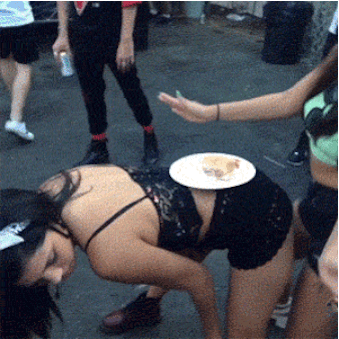 mujeres ridiculas bailando reggetton mientras una come la otro le detiene el plato con el trasero