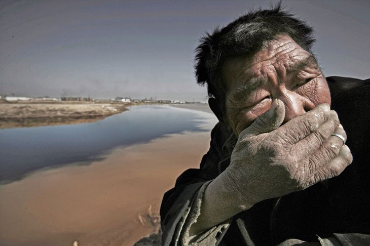 rio contaminado, anciana se cubre la nariz