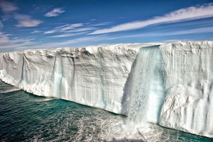 Enorme fusión de icebergs, cerca de la isla de Svalbard en Noruega