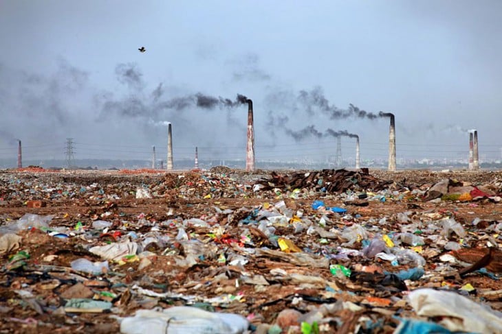 Paisaje lleno de basura en Bangladesh