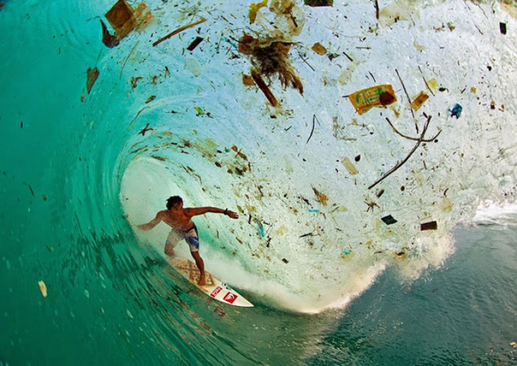 Surfeando en una ola de basura, en Java (Indonesia)