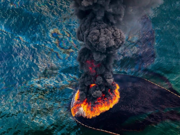 Fuego en una plataforma petrolera en el Golfo de México, abril 2010