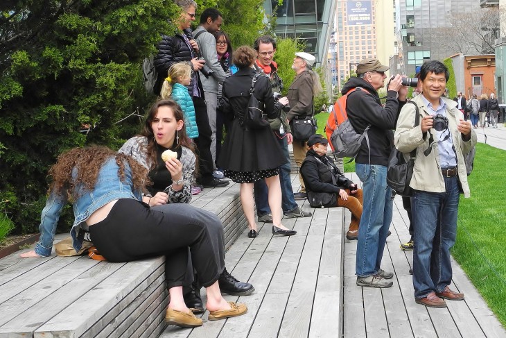 reunion de personas en una plaza