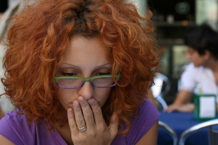 mujer no sabe que elegir en el menu de comida