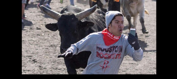 fanatico es correteado por un toro en pamplona pero se va tomando una selfie