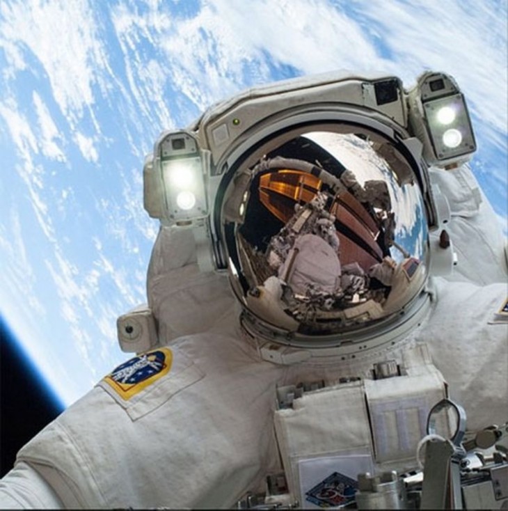 Chris canadiense austronauta con selfie desde el espacio