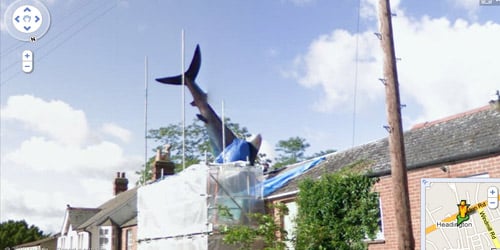 figura de tiburón en el techo de una casa