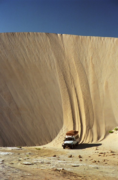 conducir cuesta abajo en jeep por las dunas de australia