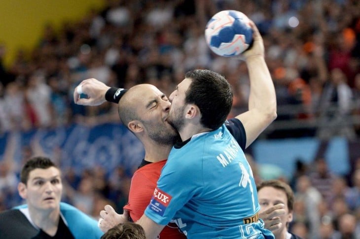 futbnolistas se pegan cara a cara en un encuentro deportivo