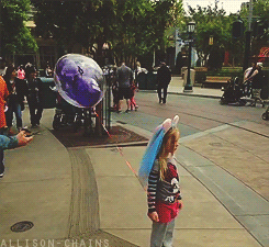hombre que lleva a Disneyland unas tijeras para cortar globos a los niños y los pierdan