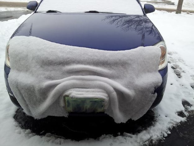 nieve deslizandose completa como una cobija de un carro