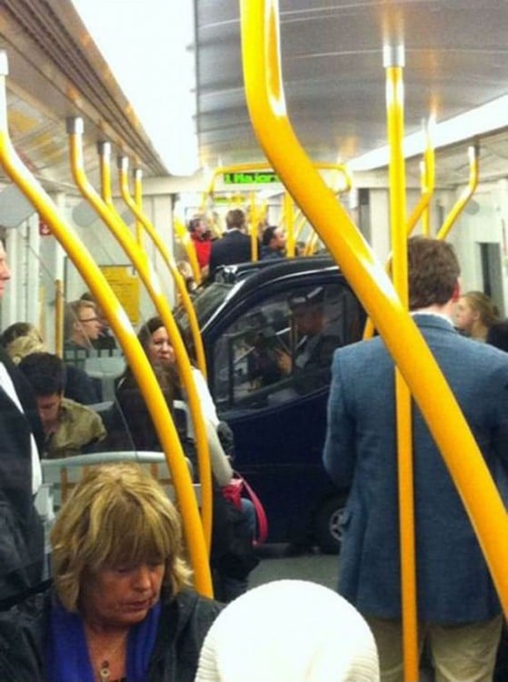 carro inteligente metido en el metro