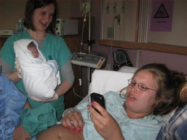 madre tonta prefiere el celular que conocer a su bebe