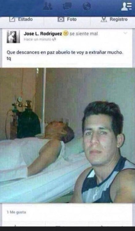 muchacho se toma foto con su abuelo que acaba de morir el señor se ve en el fondo todo desacomodado y el sigue posando