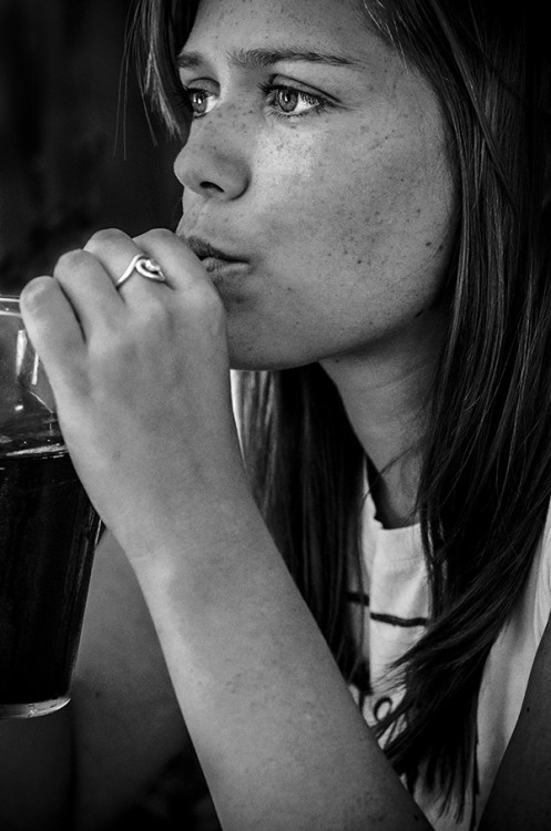 mujer mirando reflectiva hacia el horizonte