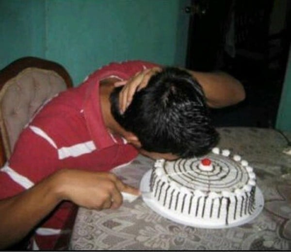 niño embarrandose solo contra el pastel