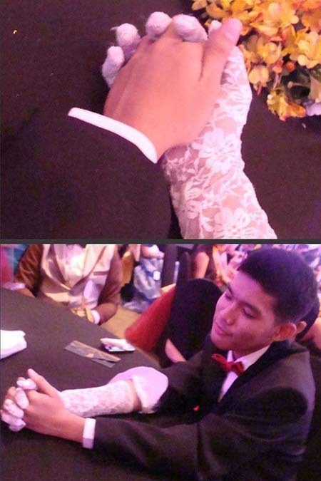 Chavo se puso un guante para simular el de la novia mientras se casaba con su mano