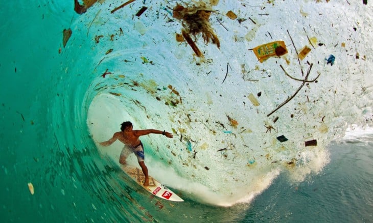 Contaminación en el mar de filipinas fue captada mientras un surfista esta dentro de la ola