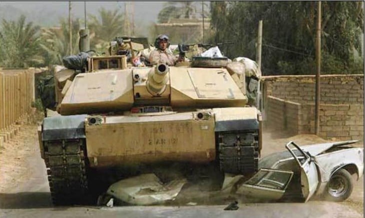 tanque aplastando a un carro en Siria