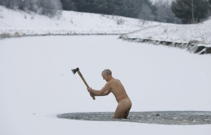 hombre noruego se encuentra desnudo picando hielo con un hacha