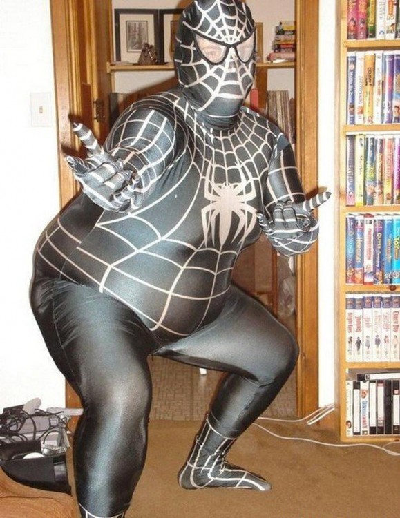 hombre gordo disfrazado de spiderman black