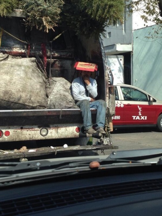 hombre de la basura con carton en la cabeza