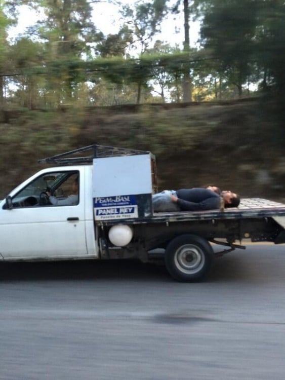 camioneta con cinturon en el cuello