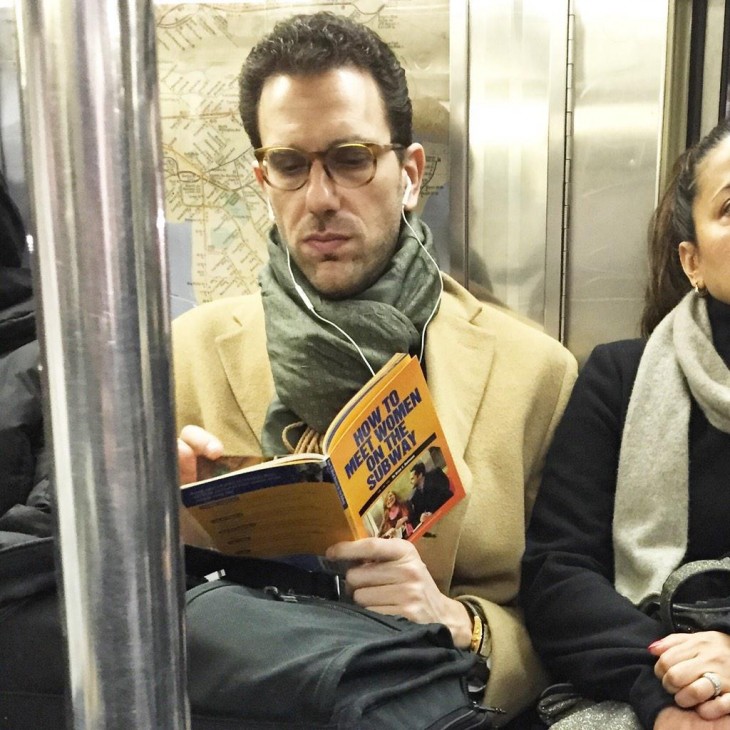 hombre buscando como ligar en el metro mientras viaja en el metro