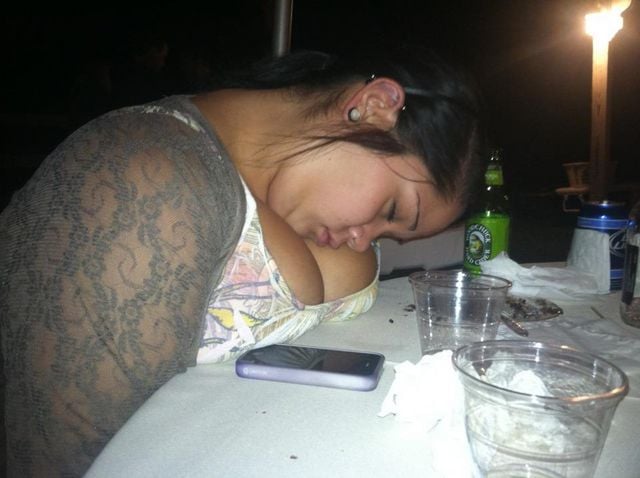mujer borracha dormida sobre sus pechos