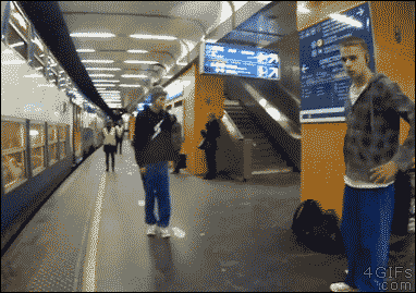 hombre con la destreza futbolera tira su mochila a los rieles justo cuando pasa el metro