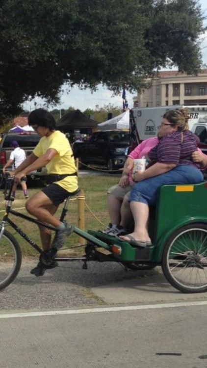 chino pedalea taxi ecologico con dos personas a bordo con sobrepeso